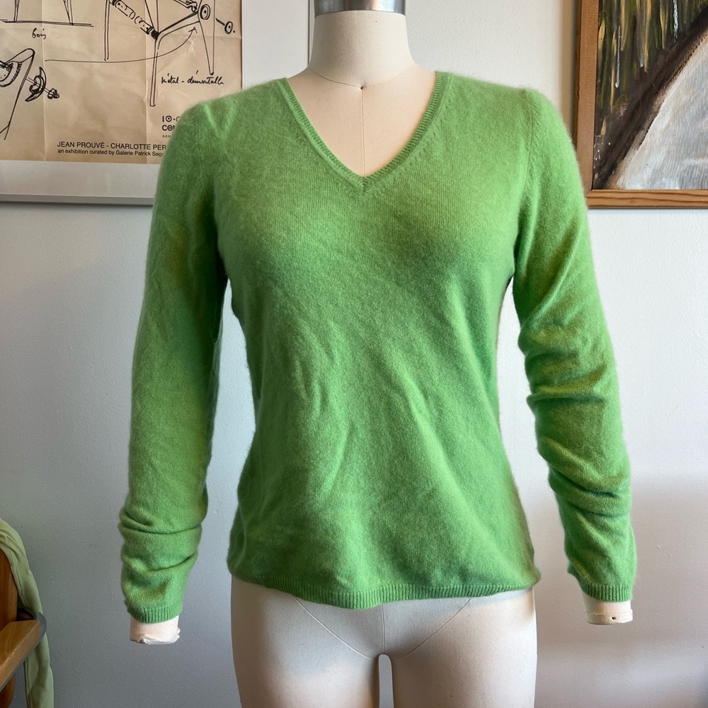 V-Neck Cashmere Women's Sweater in Light Green